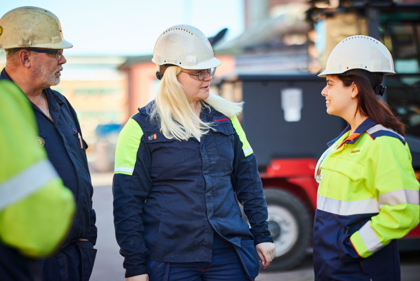 Kanthal employees in hard hats